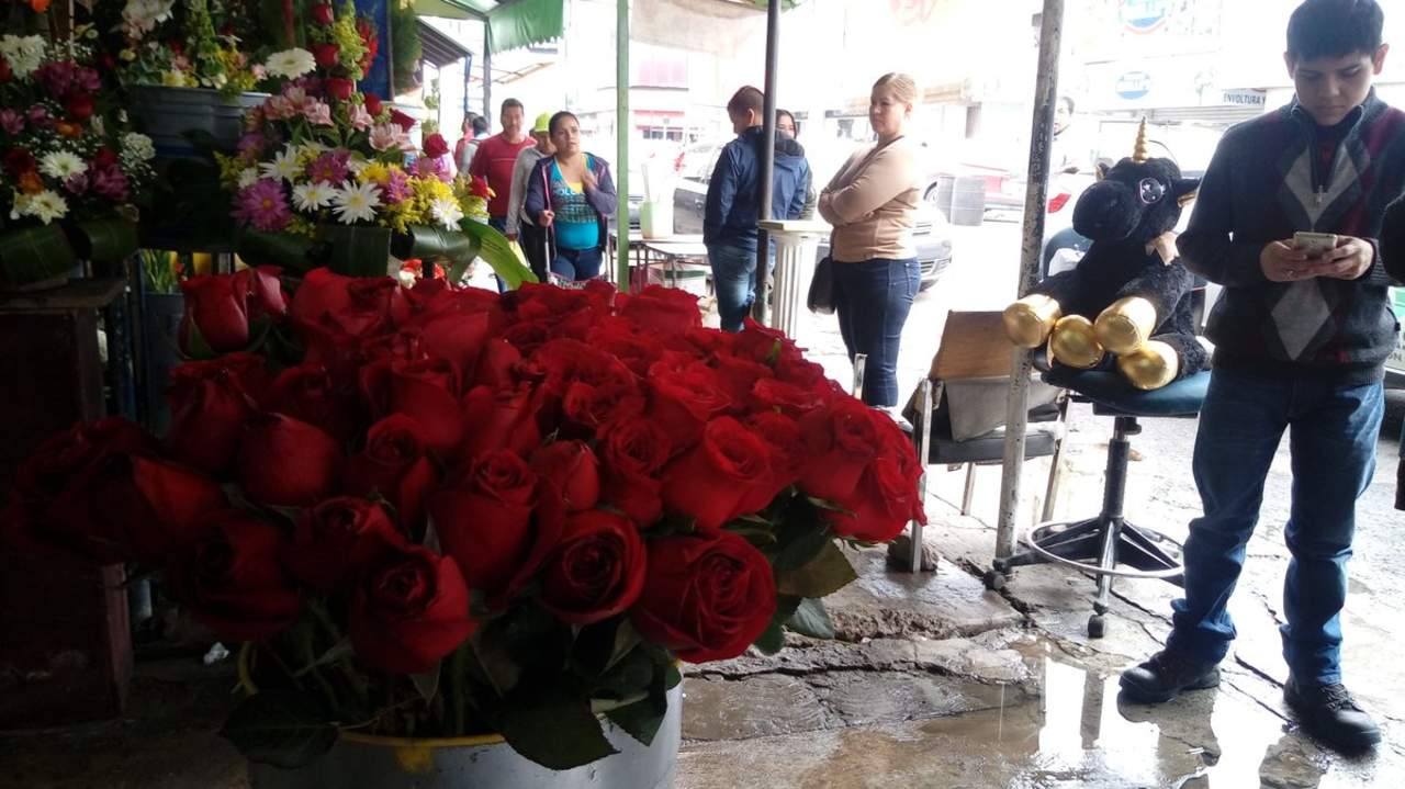 Reportan aumento de más del 60% en el precio de las rosas