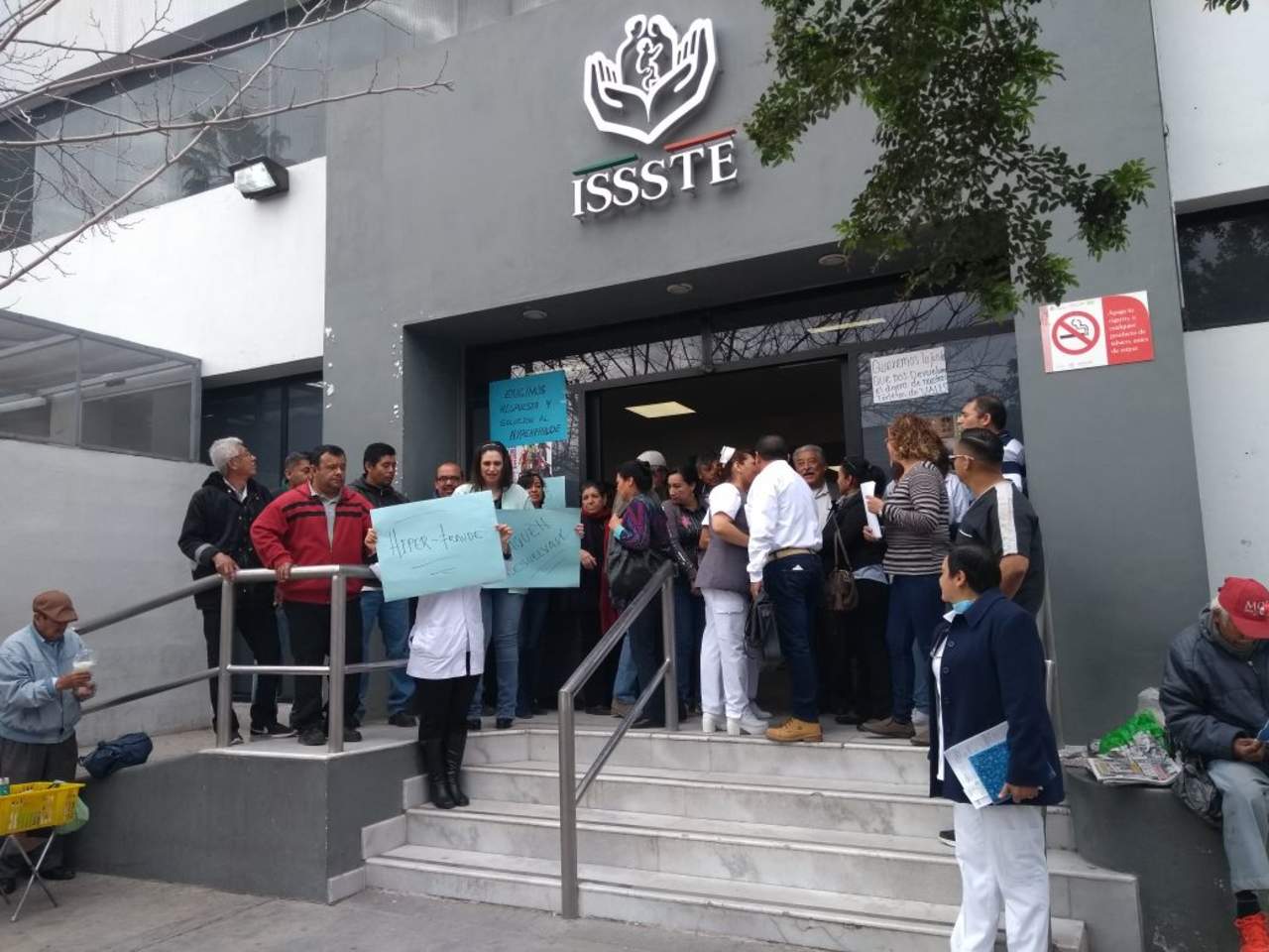 Protestan en ISSSTE de Torreón por tarjetas de vales