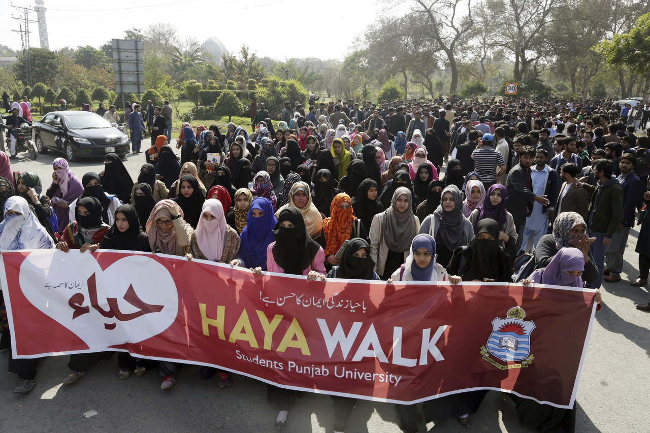 Estudiantes marchan contra San Valentín en Pakistán
