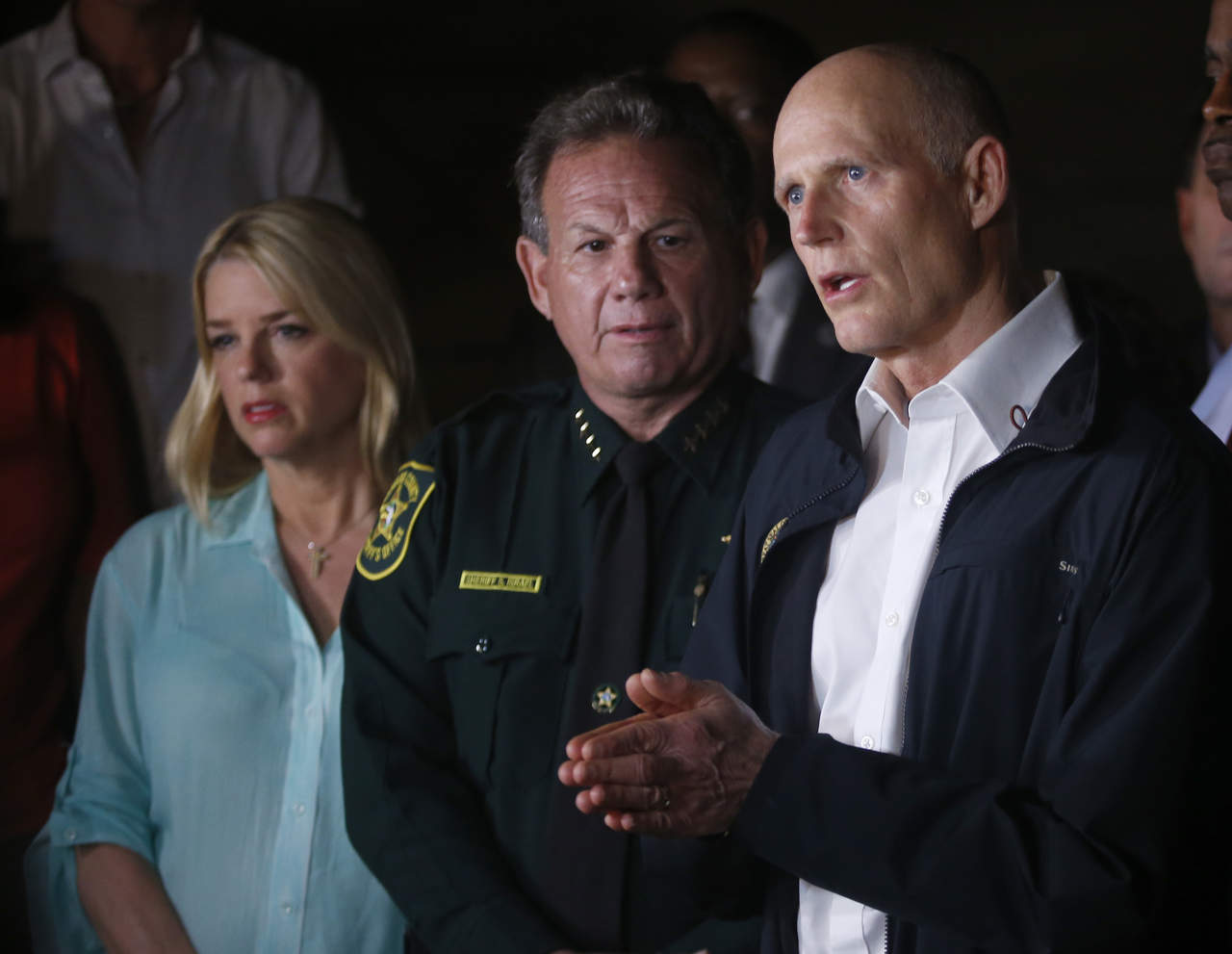 Urge gobernador de Florida a una 'verdadera conversación' sobre armas