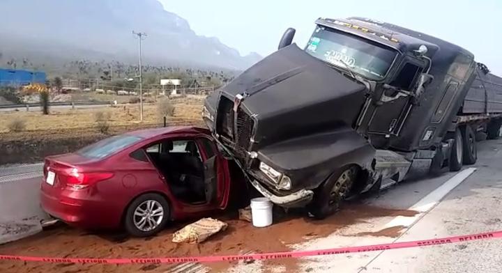 Tráiler se impacta contra tres autos y daña caseta en la Monterrey-Saltillo