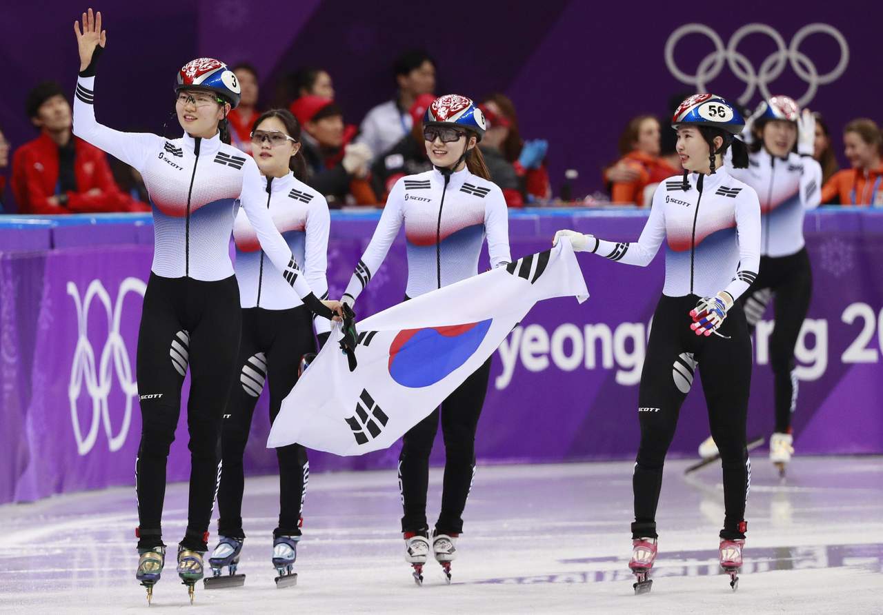 Corea del Sur gana ruda carrera de patinaje en pista corta
