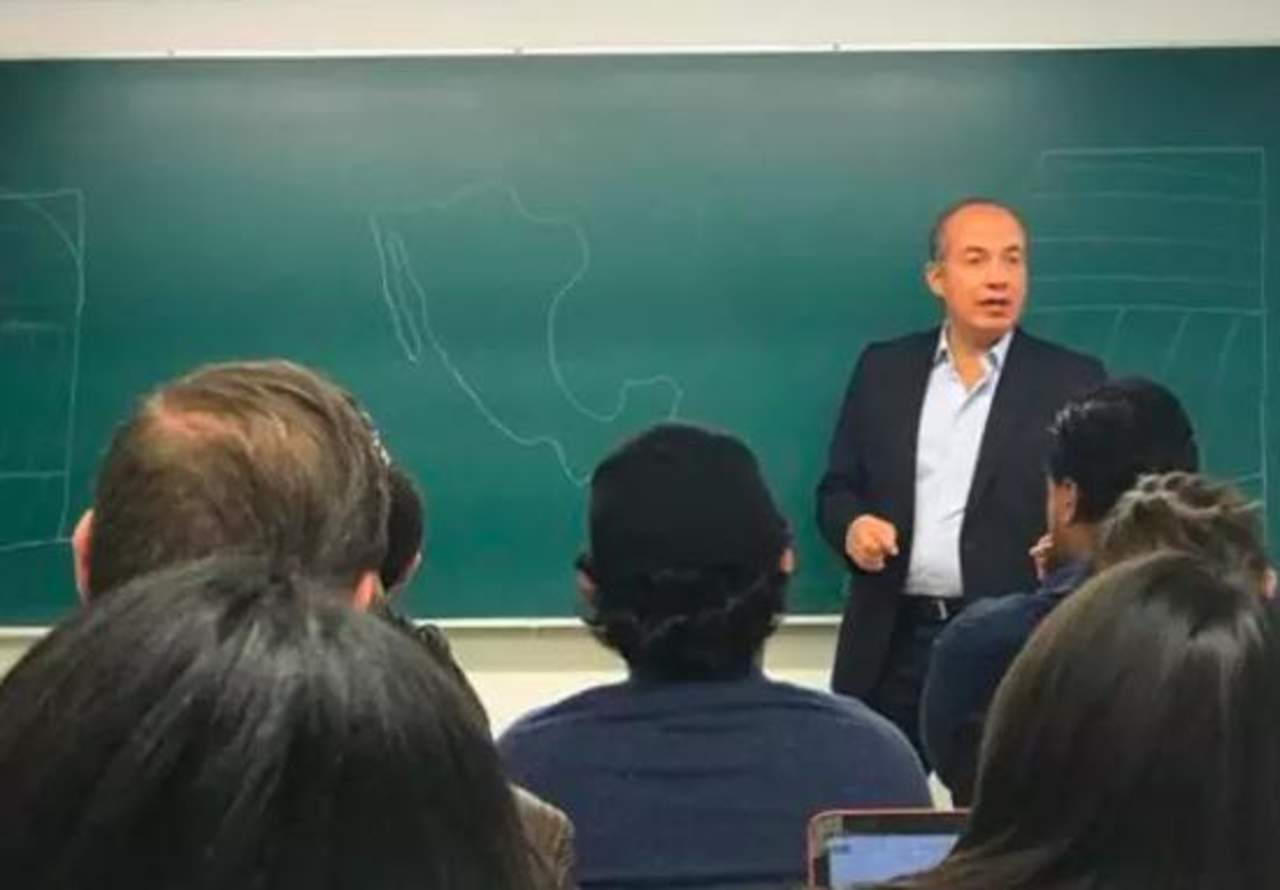 Felipe Calderón imparte clase en ITAM y se vuelve un meme
