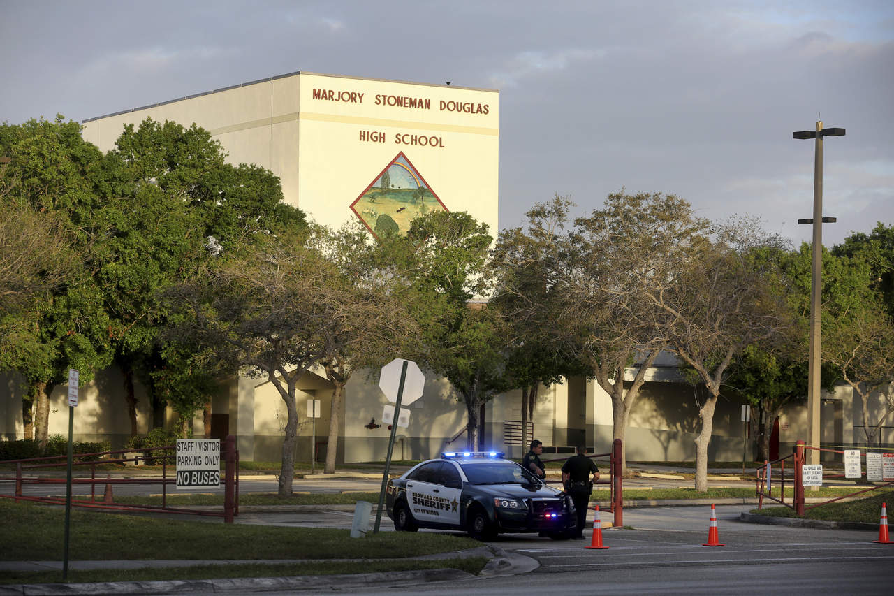 Vuelven maestros y personal a secundaria de Florida tras la matanza