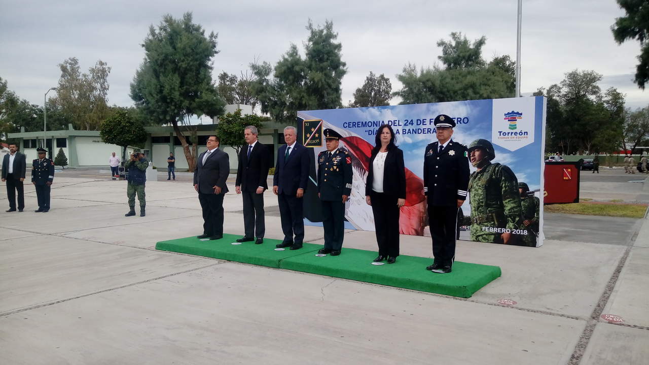 Conmemoran el Día de la Bandera en Torreón