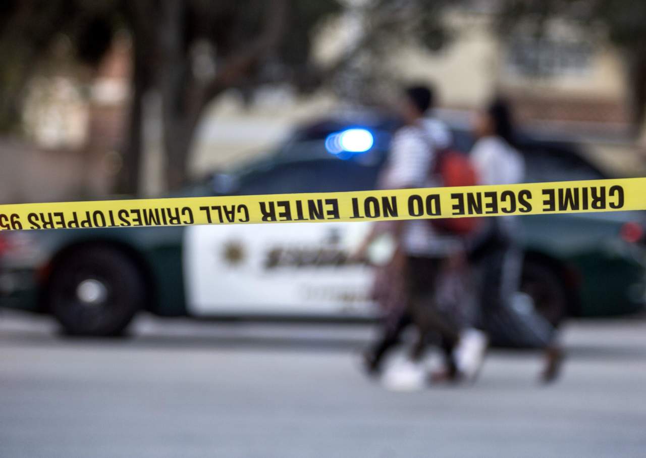 Agente de policía niega cobardía durante tiroteo en Florida