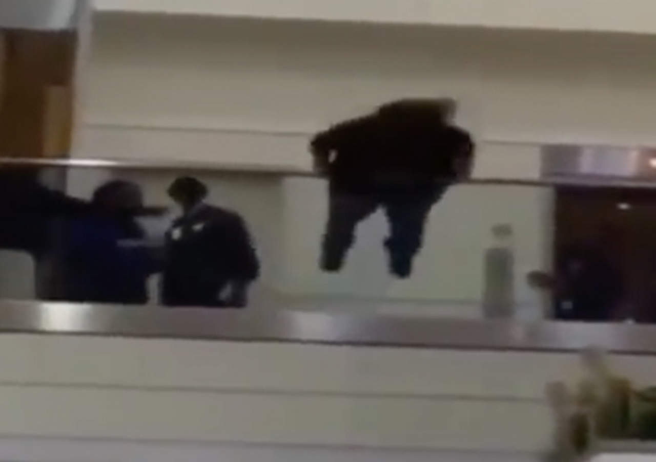 Hombre se lanza desde balcón de aeropuerto