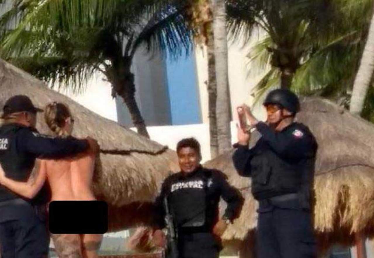 Suspenden a policías por posar con mujeres en topless