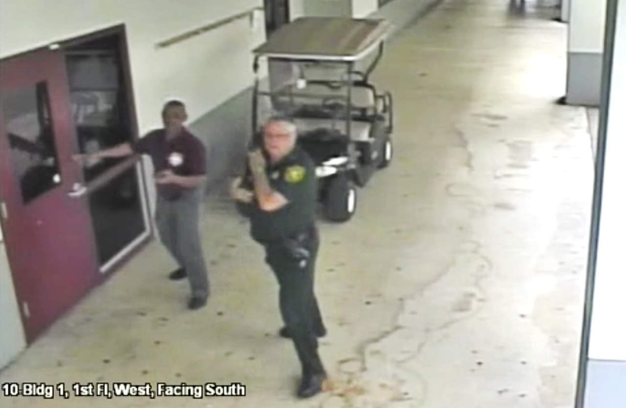 Divulgan videos de vigilancia de escuela de Florida durante tiroteo