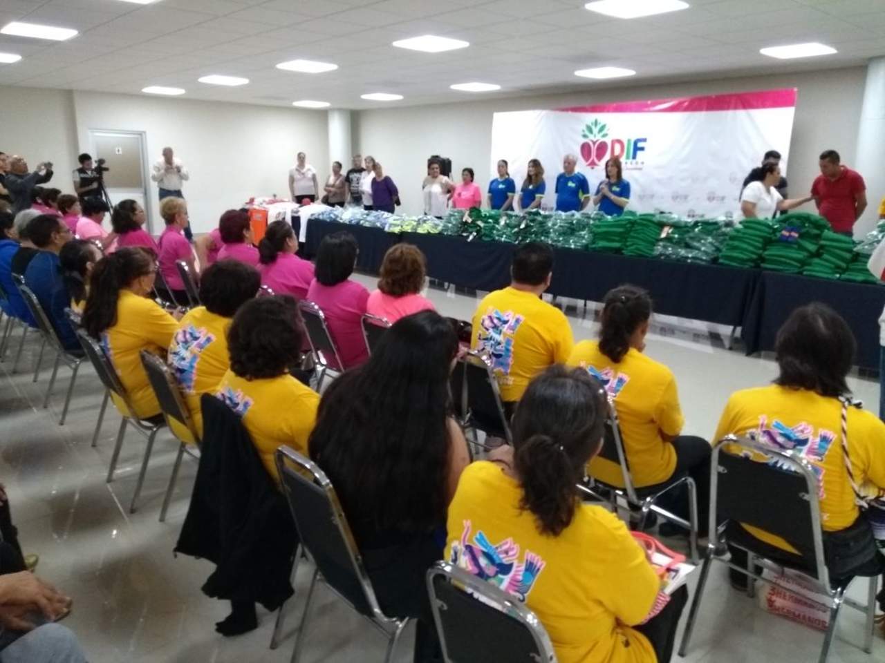 Entrega DIF Torreón uniformes para Juegos Nacionales de Adultos Mayores