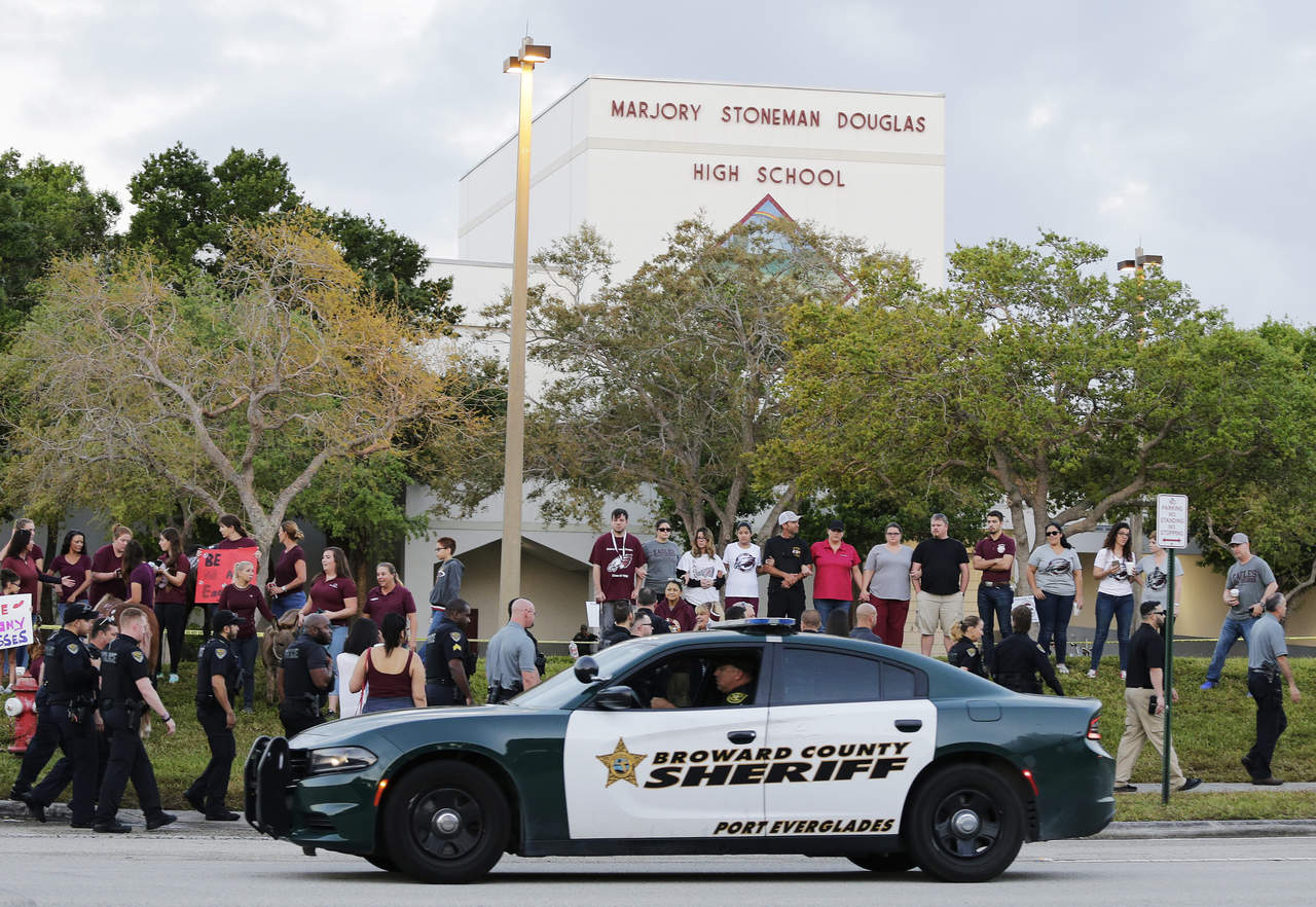 Detienen dos alumnos de escuela de tiroteo en Florida por llevar navajas