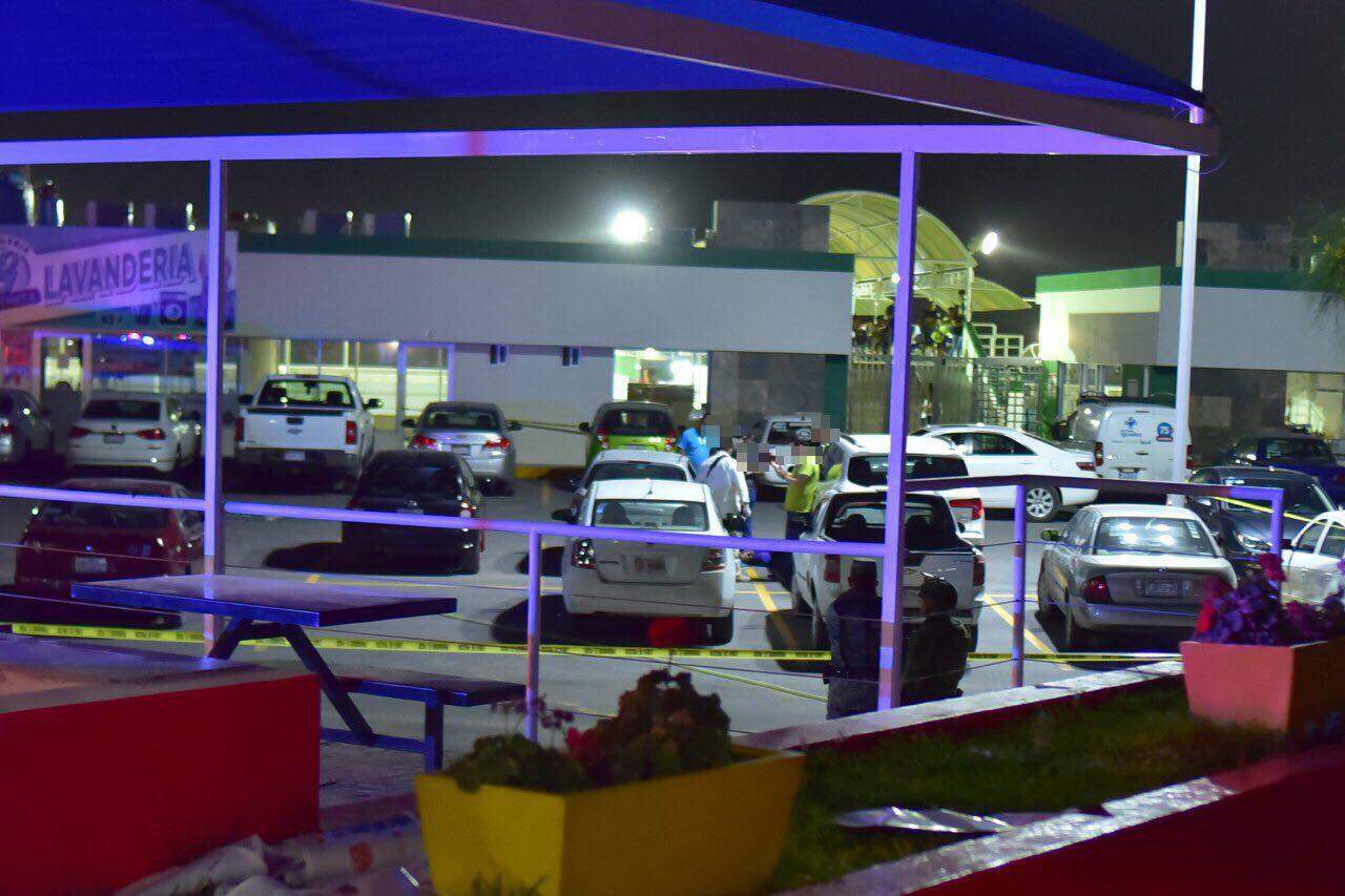 Matan a hombre en estacionamiento de centro comercial en Torreón