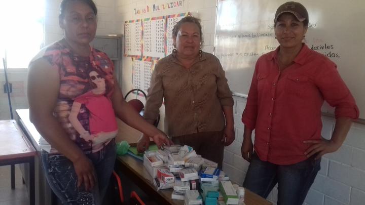 Entrega alcaldesa medicamentos y aparatos en comunidades de Ocampo