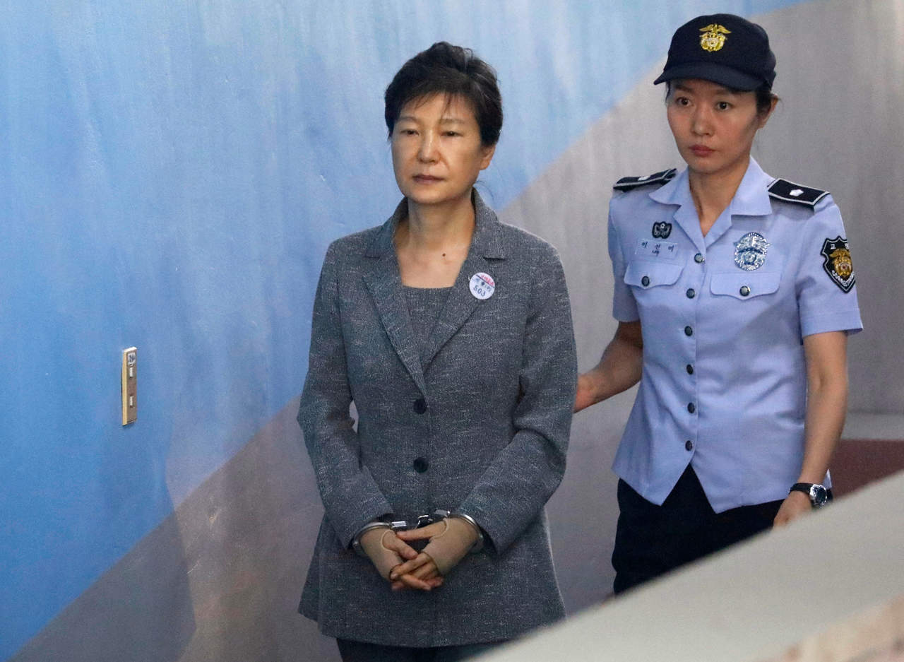Condenan a 24 años de prisión a expresidenta surcoreana