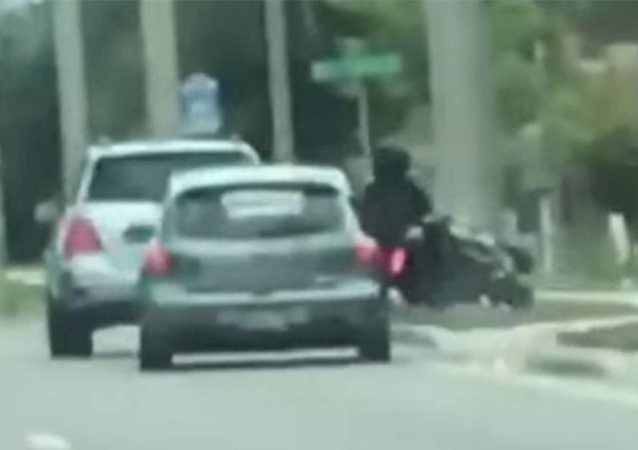 Arrolla a motociclista en pleito vial y huye de la escena