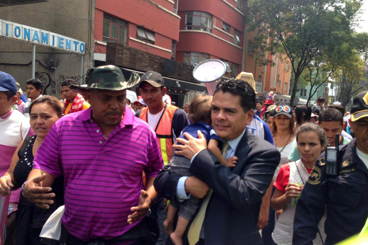 Embajador de Honduras camina con integrantes del Viacrucis del Migrante