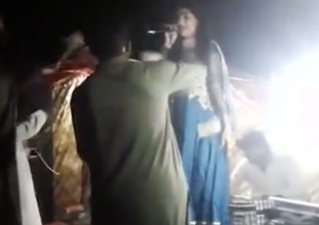Hombre mata a cantante embarazada en fiesta en Pakistán