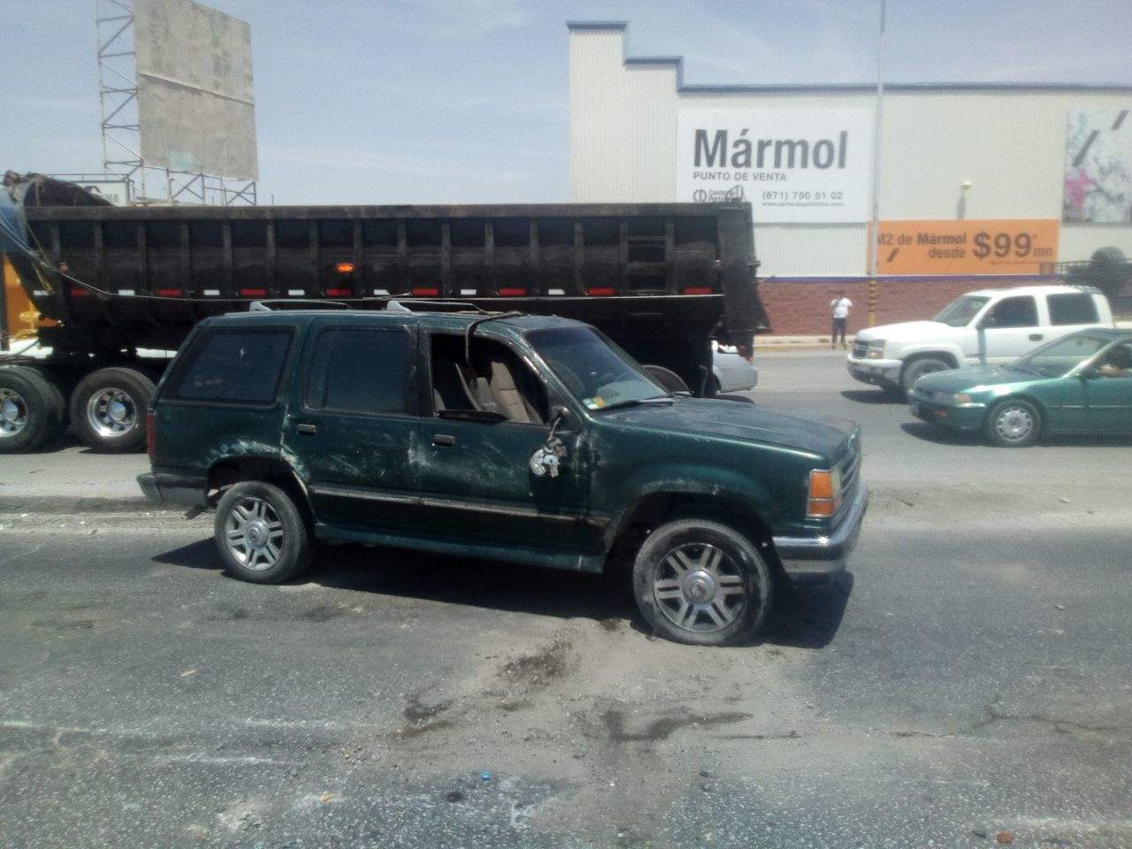 Se vuelca una camioneta en el periférico de Torreón
