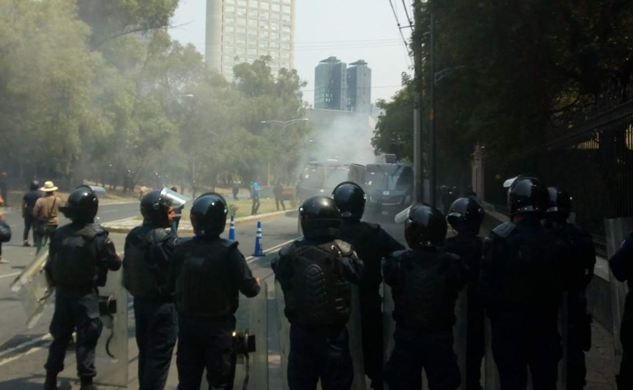 Manifestantes lanzan 'bombas molotov' a policías en Chivatito