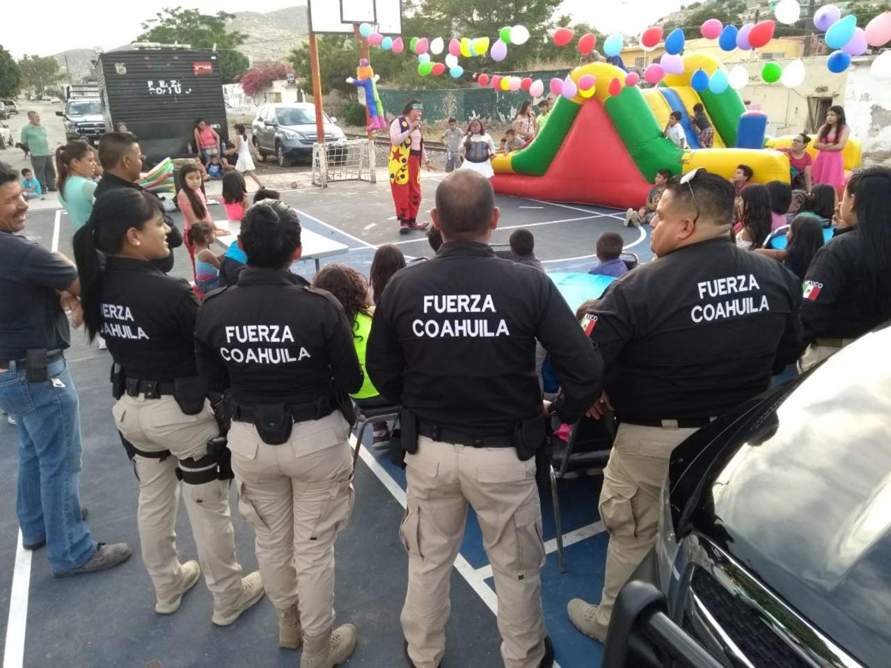 Fuerza Coahuila festeja a los niños de la colonia Durangueña