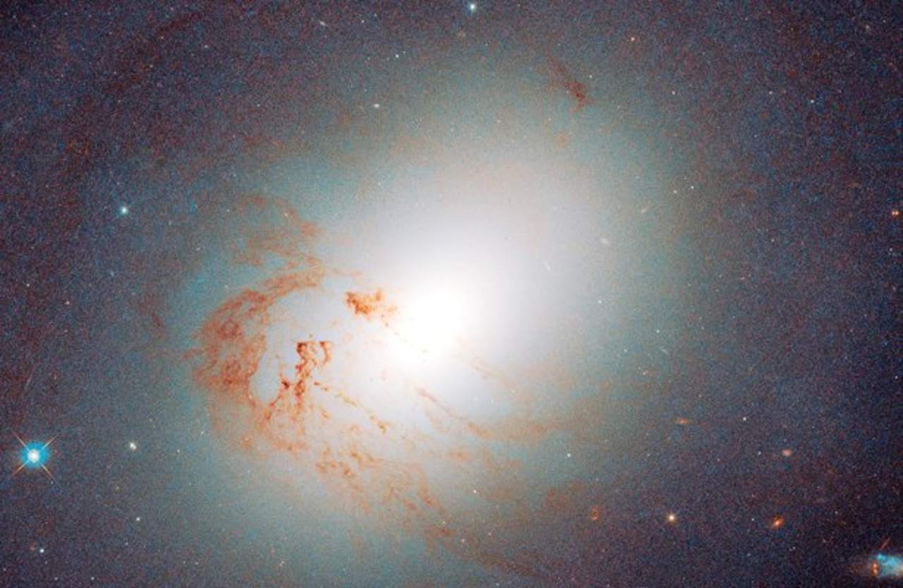 Telescopio espacial Hubble fotografía galaxia lenticular