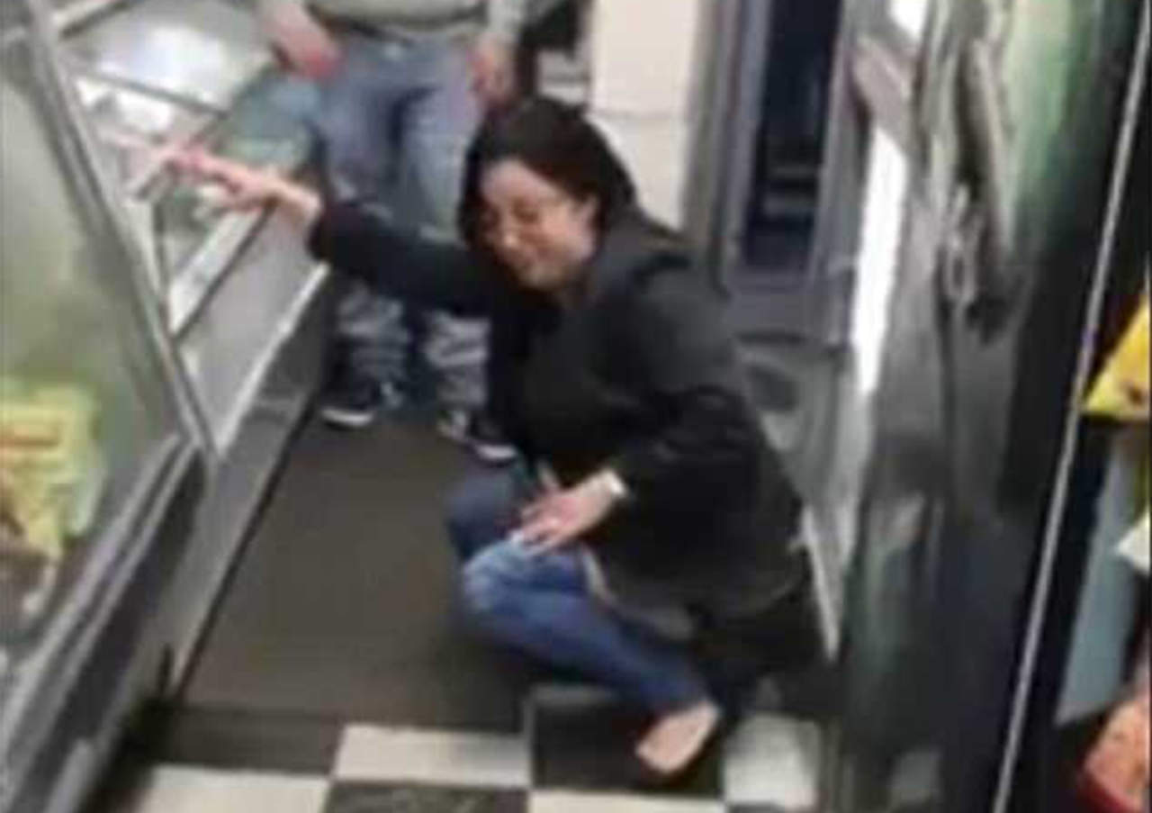 Mujer orina dentro de tienda tras discusión con encargados