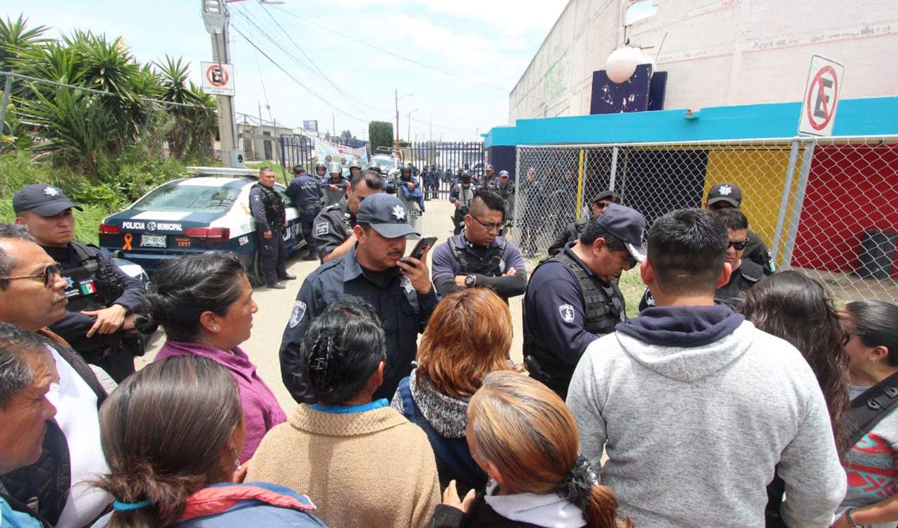 Detienen a dos mandos y a 113 policías en Puebla
