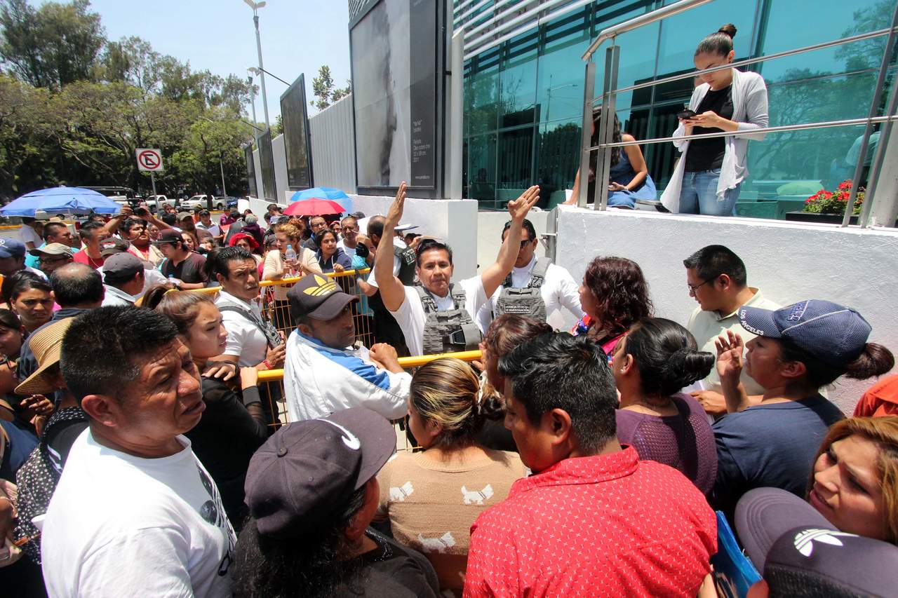 Trasladan a 136 policías detenidos a otro municipio en Puebla