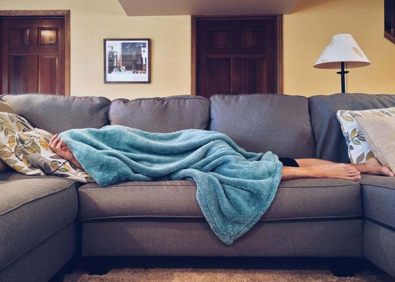 Pareja encuentra a un extraño durmiendo en su sala