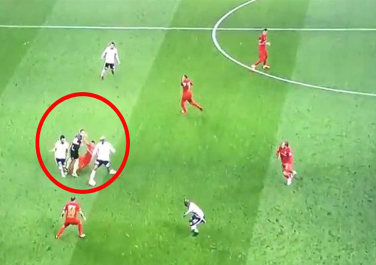 #VIDEO: Árbitro derriba a dos jugadores durante partido
