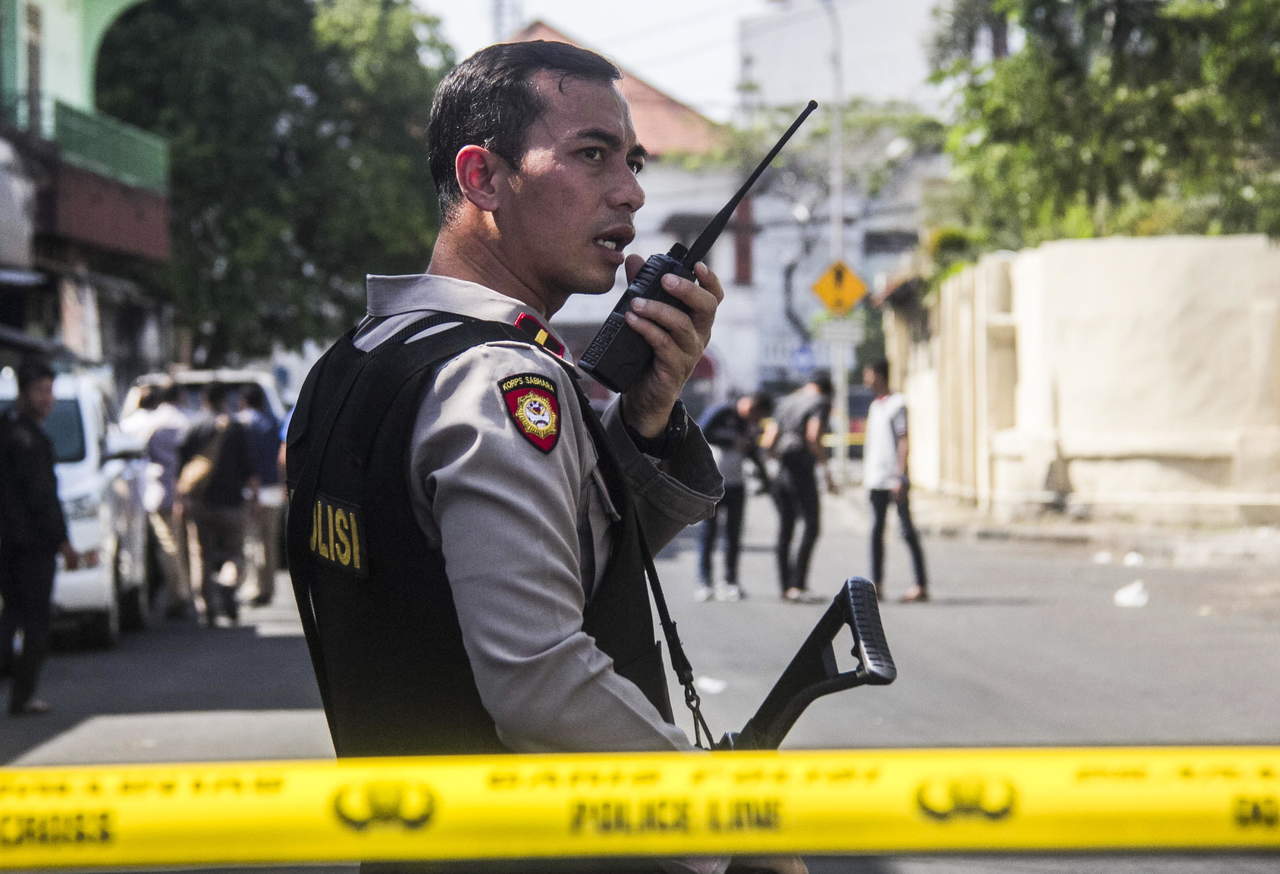 Otra familia suicida ataca cuartel policial en Indonesia; 10 heridos