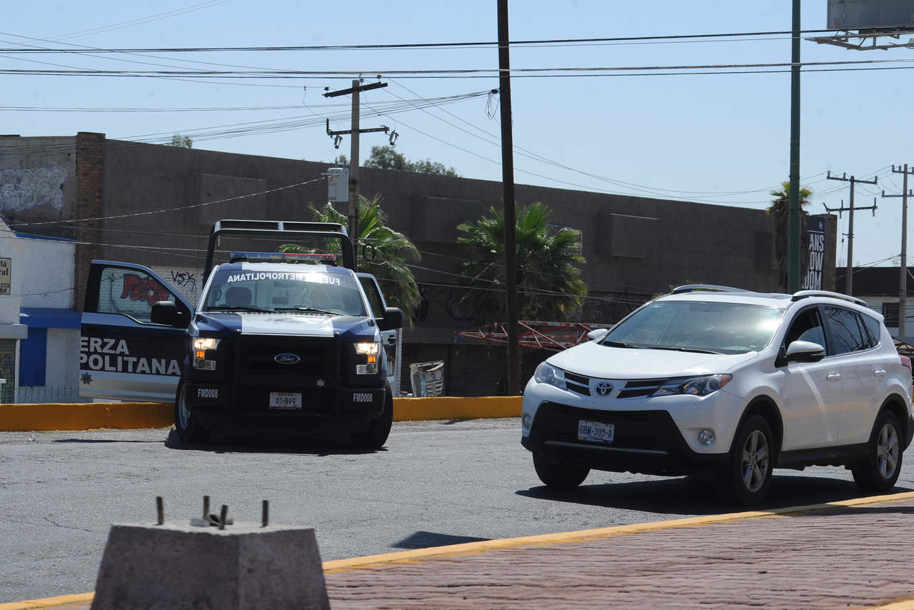 Sujetos despojan a mujer de camioneta; huyen a Gómez Palacio