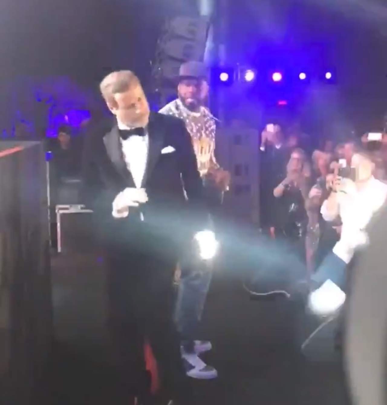 Travolta baila junto a 50 Cent en el escenario