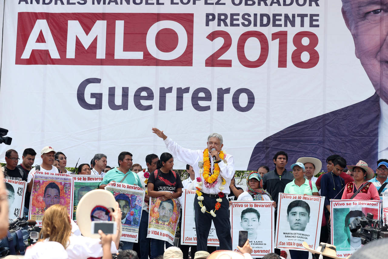 Padres de los 43 normalistas acompañan a AMLO en evento en Iguala