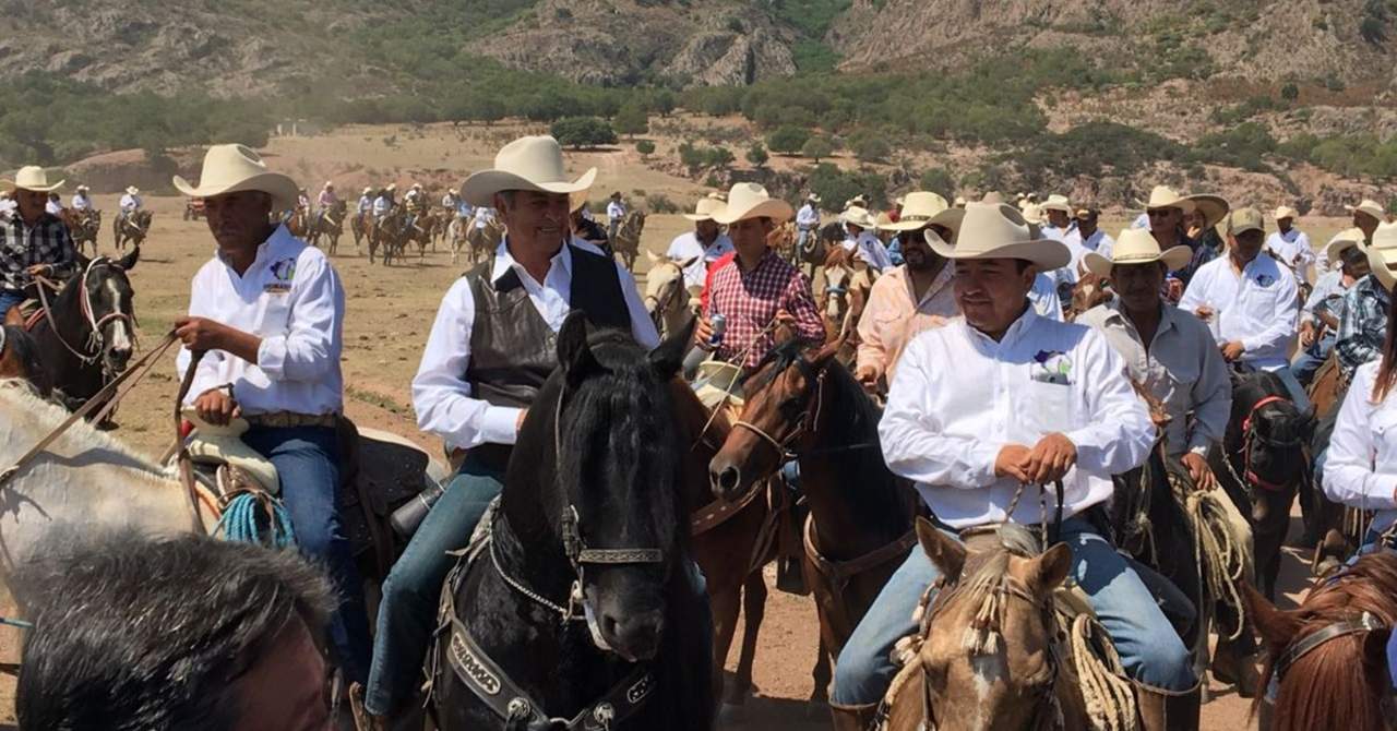 Encabeza 'El Bronco' cabalgata en Durango