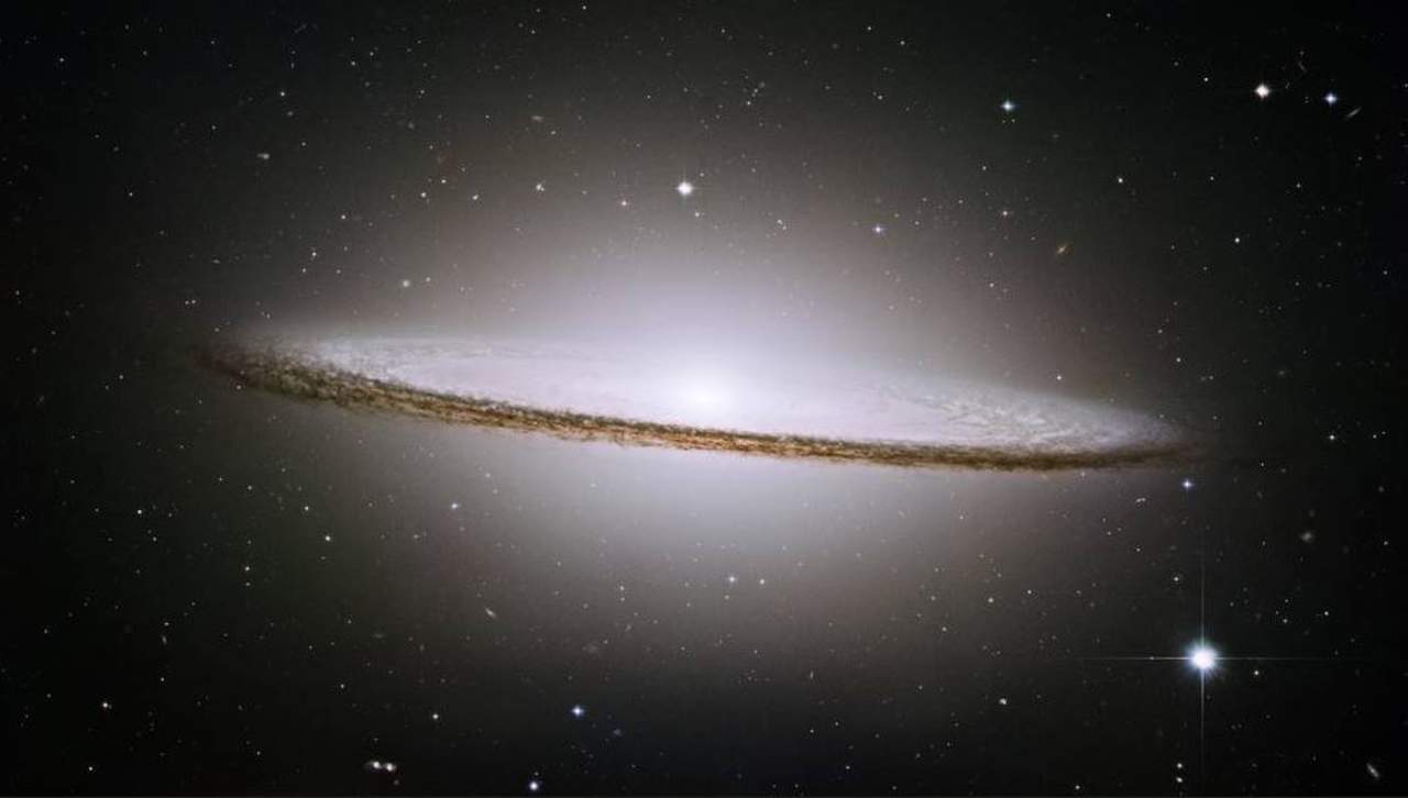 NASA revela fotografía de galaxia sombrero