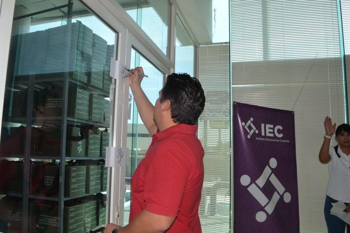 Recibe IEC documentación electoral