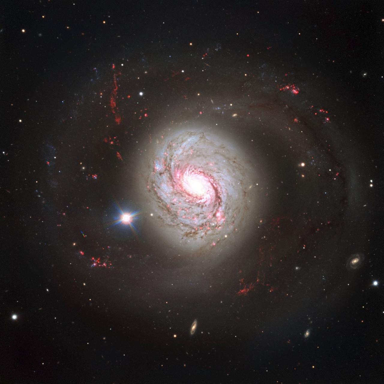 Telescopio espacial Hubble muestra galaxia con núcleo activo