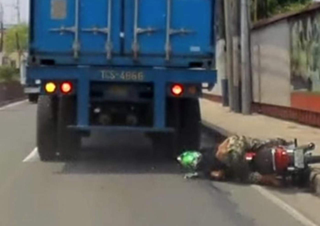 VIDEO: Camión pasa sobre su cabeza y sobrevive