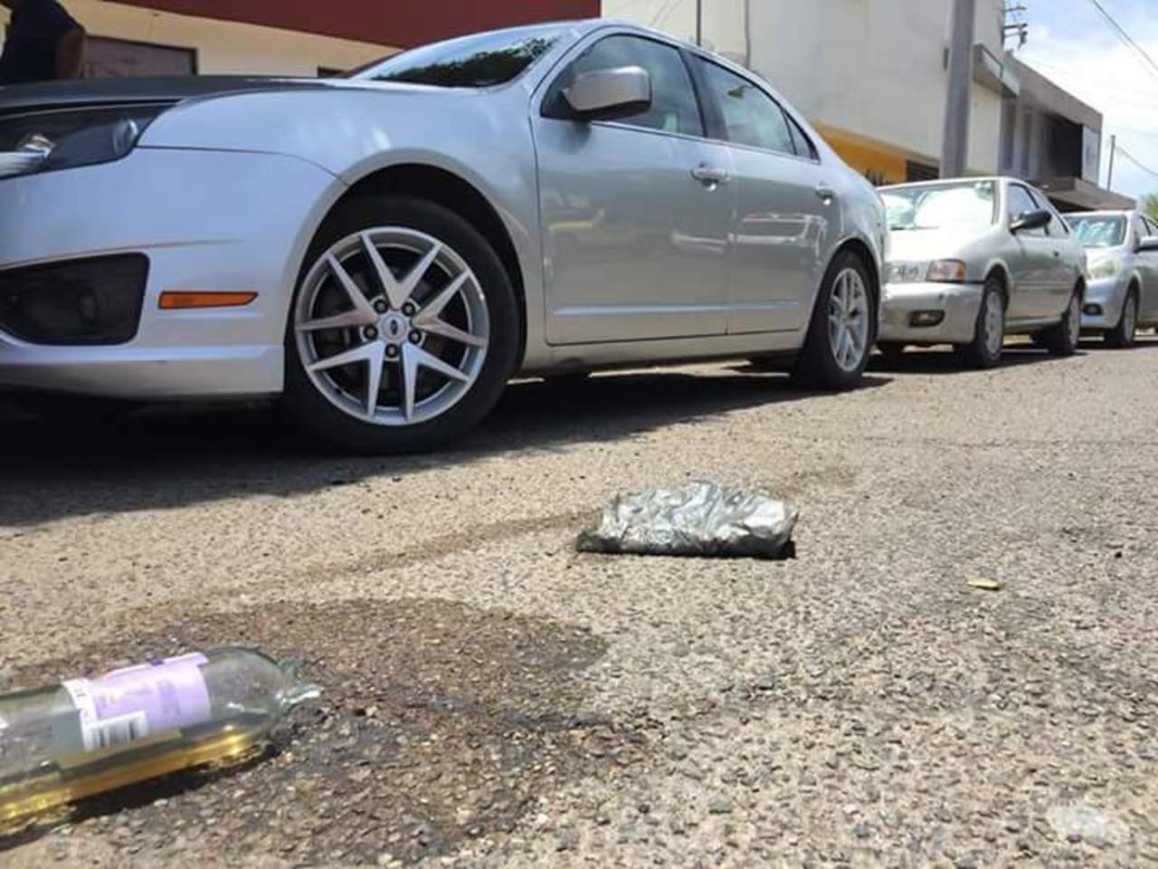 Arrojan bomba molotov a vehículo de Morena en Hermosillo