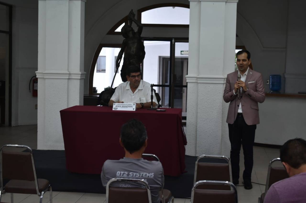 Ofrecen conferencia 'Historia del Futbol' en La Laguna