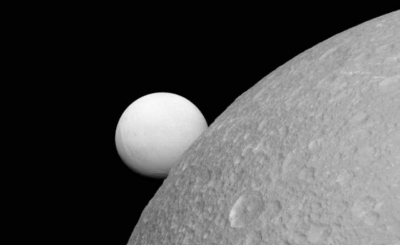 Estudio muestra burbuja orgánica en Encelado, luna de Saturno