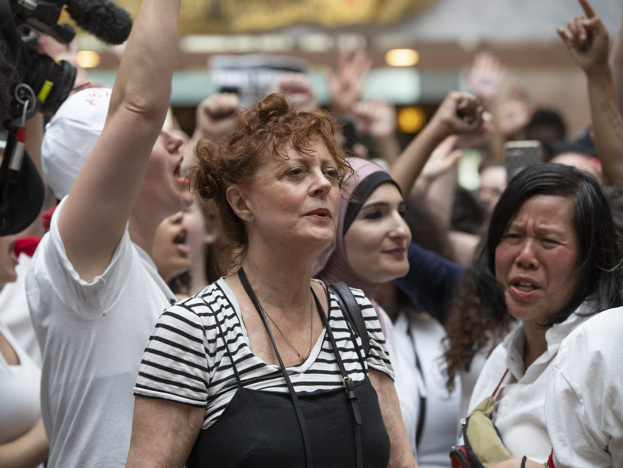 Detienen a la actriz Susan Sarandon tras protesta contra Trump