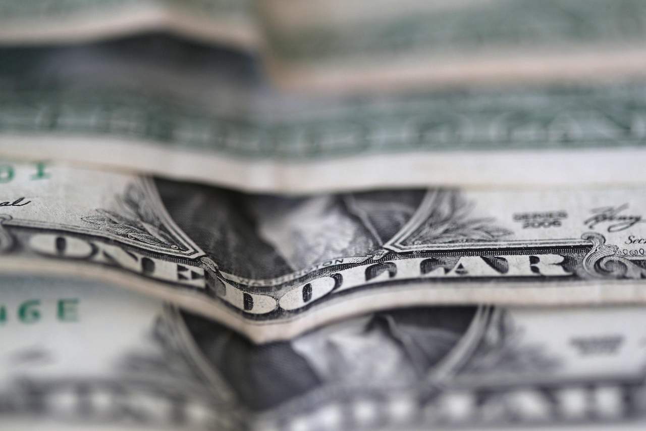 Dólar baja otros seis centavos tras declaraciones de Meade