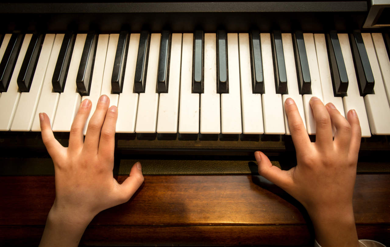 Estudio revela que lecciones de piano mejoran habilidades lingüísticas