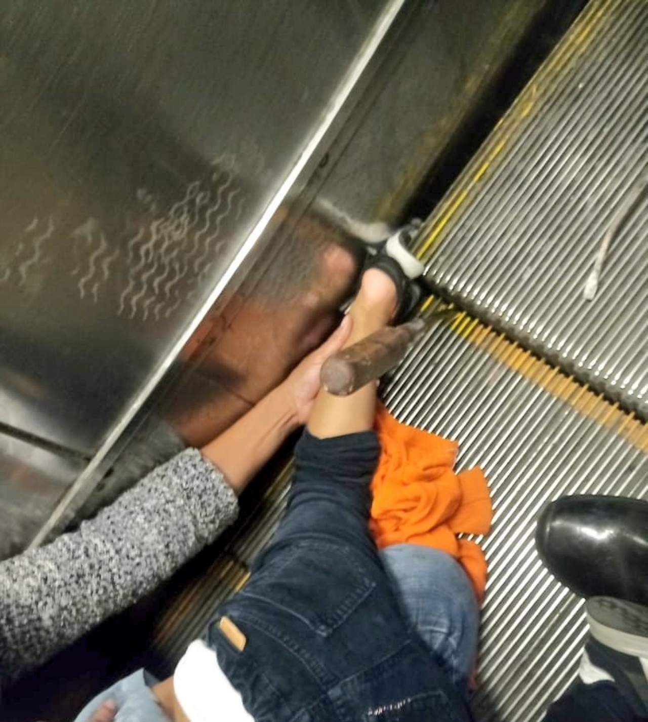 Menor queda atorado en escaleras eléctricas del Metro en CDMX