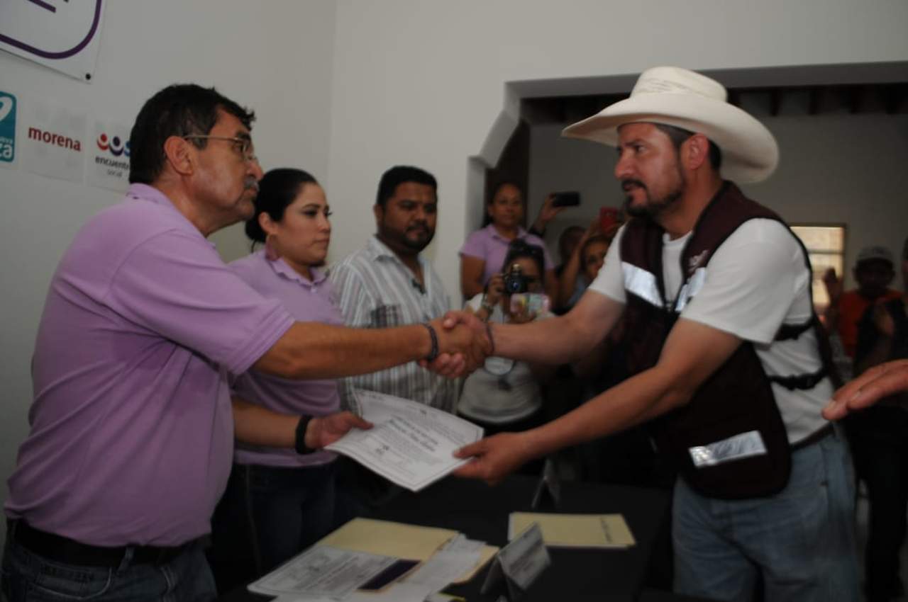 Entregan IEC constancias de mayoría en Viesca y Matamoros