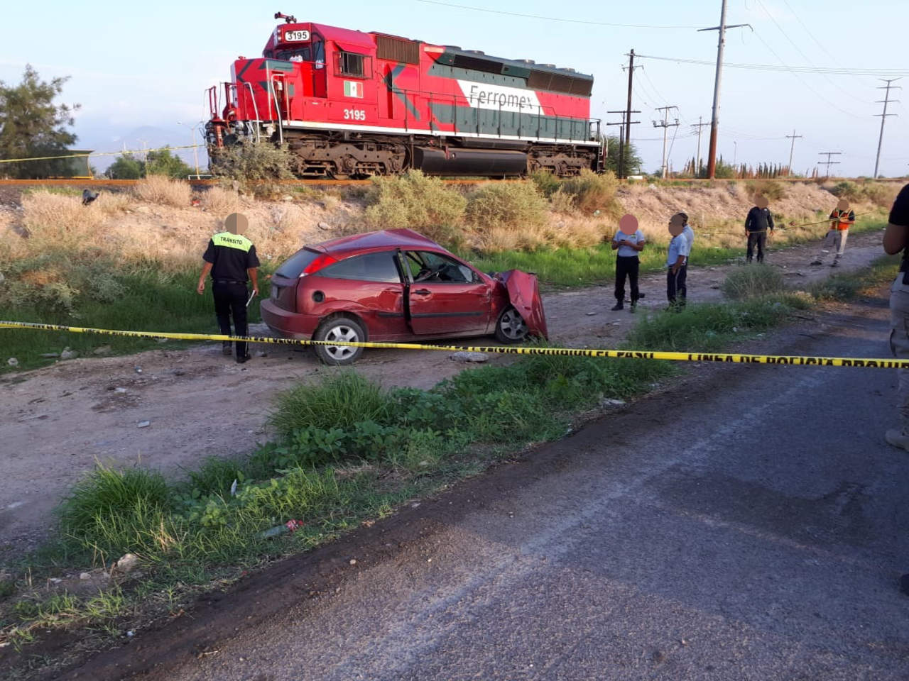 Joven conductor muere al chocar contra la máquina del tren