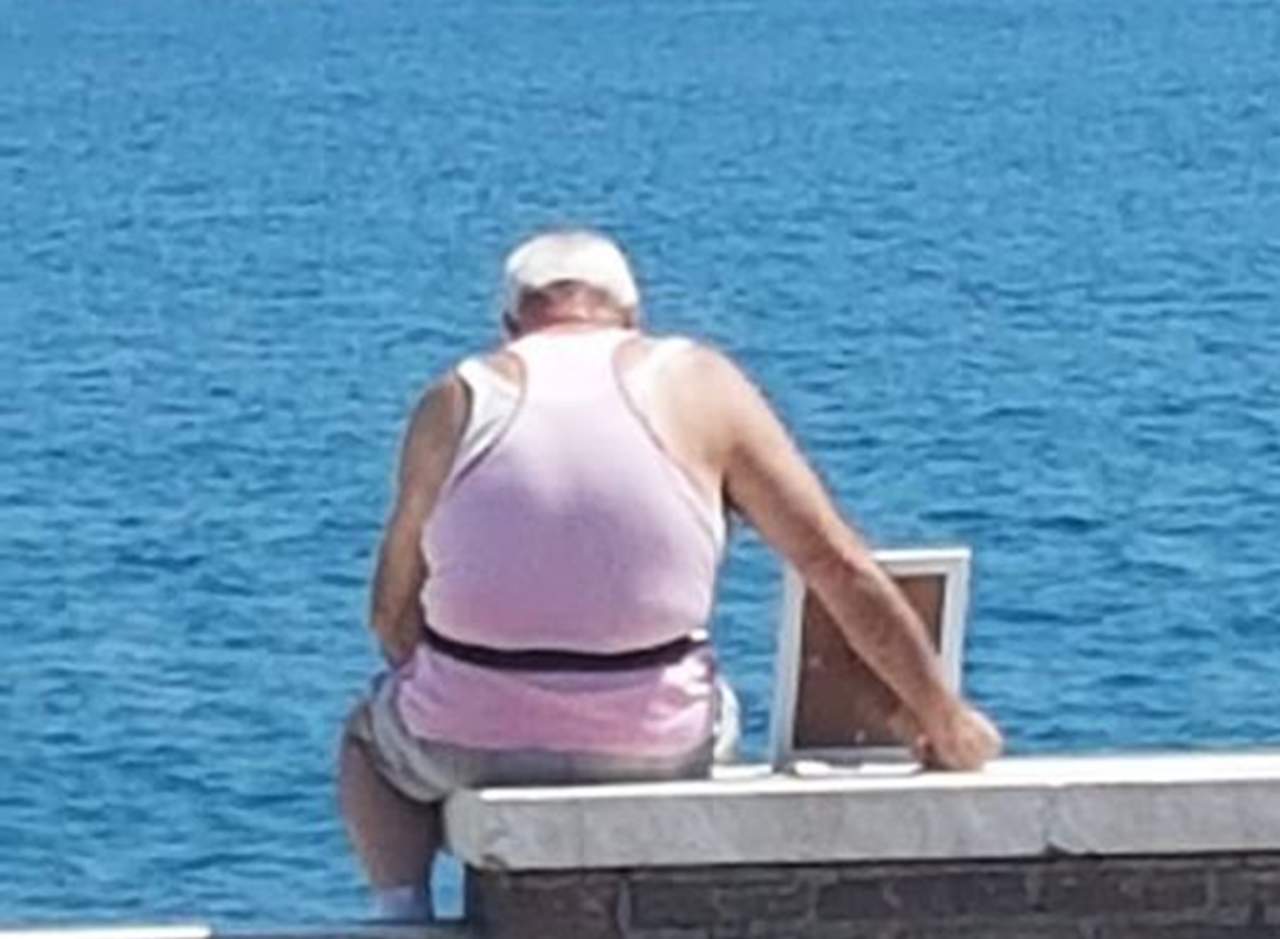 Conmovedora imagen de anciano en la playa se hace viral