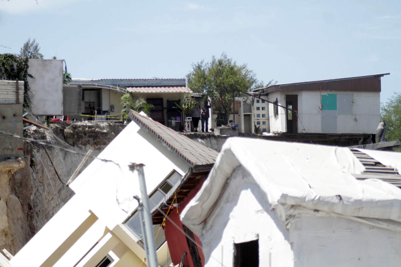 Desalojan a familias por riesgo de colapsos sus casas en Tijuana